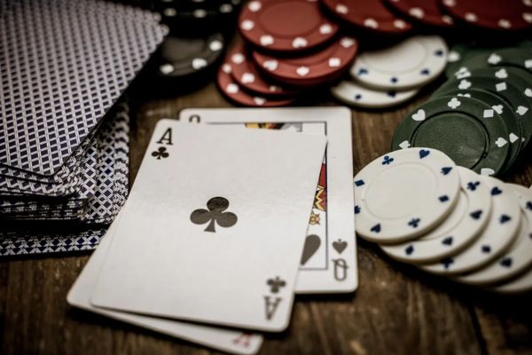 mesa de baccarat clásico en versión digital con cartas y fichas